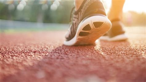 Pies De Atleta Corredor Corriendo En La Caminadora Bienestar De