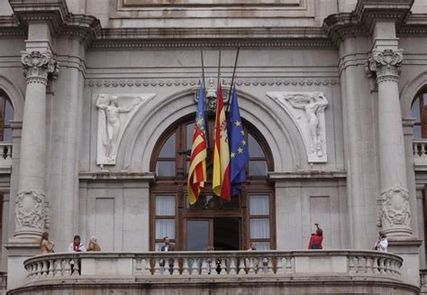 Banderas A Media Asta En El Ayuntamiento De Valencia Economia