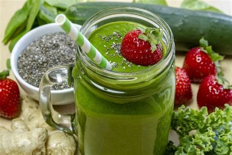 6 sucos de couve detox para emagrecer Tua Saúde