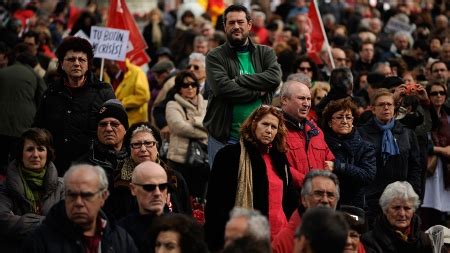 Decenas de miles de españoles protestan por todo el país