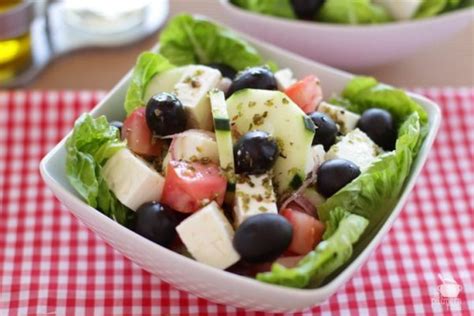 Ensalada griega con queso feta pepino y aliño de orégano