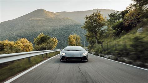 Celebrating Lamborghini's V12 engine... in a V12-powered Lambo boat ...