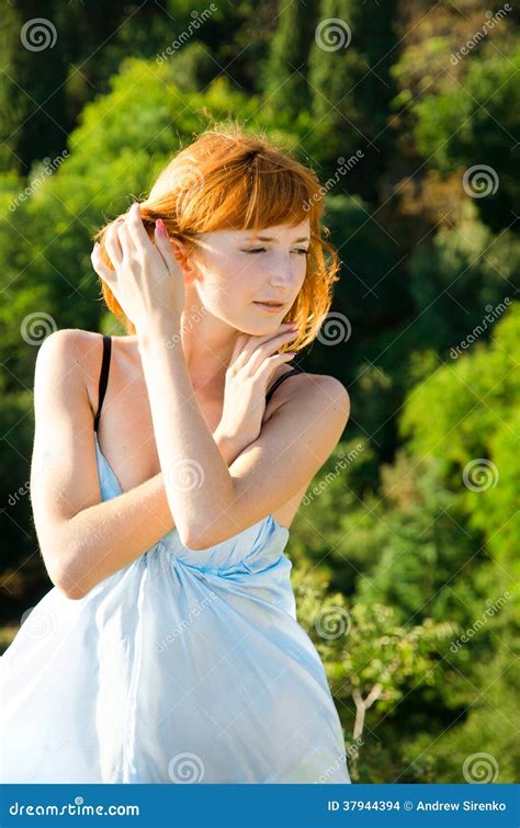 Fille Rousse Dans Une Robe Bleue Photo Stock Image Du Mignon Bras