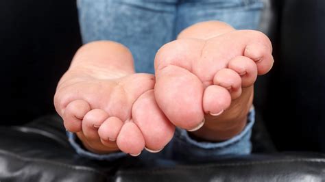 Elissa Hot Brunette In Sexy Barefoot Poses FeetJeans