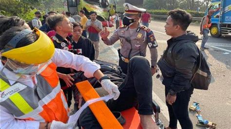 Dua Bus Terlibat Kecelakaan Di Tol Tangerang Merak 6 Orang Terluka