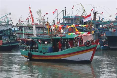 Prosesi Tradisi Sedekah Laut Di Kota Tegal Ratusan Polisi Lakukan