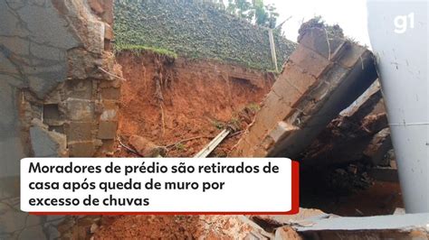 Vídeo Moradores de prédio são retirados de casa após queda de muro por