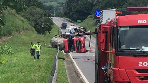 Carreta Produto Altamente Qu Mico Tomba Na Br Estrada Est