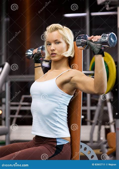 Mujer Que Levanta Pesas De Gimnasia Pesadas Imagen De Archivo Imagen