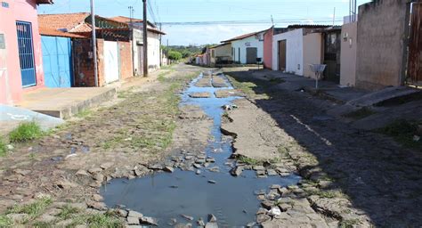 Esgoto a céu aberto dificulta a locomoção de moradores Viagora