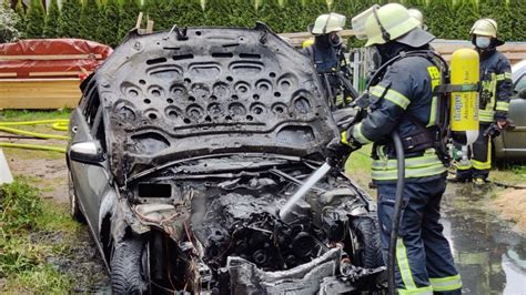 Heidgraben Feuerwehr löscht brennenden Mercedes im Birkenweg SHZ