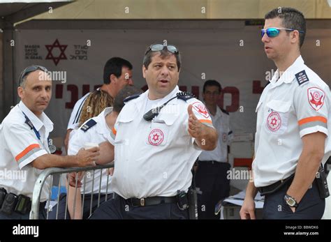 Magen David Adom Ambulance crew Stock Photo - Alamy