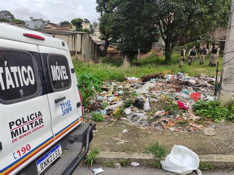 Feto é encontrado dentro de sacola em terreno baldio Correio de Minas