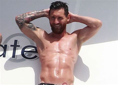 De férias Lionel Messi exibe corpo saradíssimo e de tirar o fôlego em