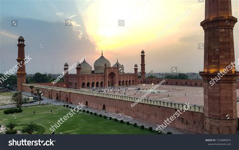 Full View Badshahi Masjid Stock Photo 1729880074 | Shutterstock