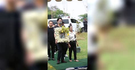 10 Momen Edric Tjandra Saat Antarkan Jenazah Sang Ayah Ke Tempat