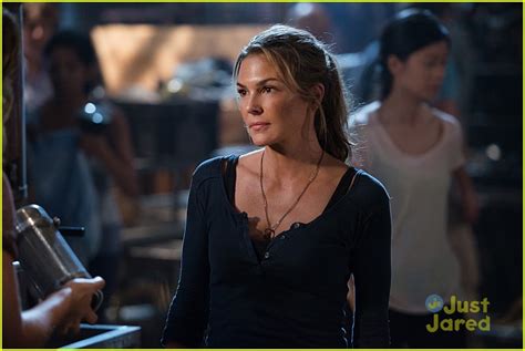 Clarke Now Has A Bounty On Her Head On 'The 100' | Photo 917743 - Photo ...