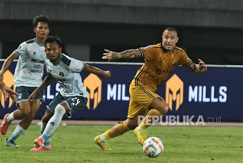 Aksi Debut Radja Nainggolan Bersama Bhayangkara FC Di Liga 1