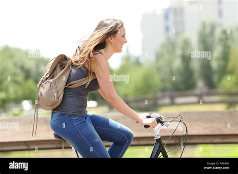 Profilo Di Donna In Bicicletta Immagini E Fotografie Stock Ad Alta