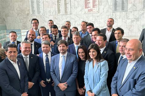 Tarcísio Entrega Para Deputados De Sp Proposta De Reajuste No Salário