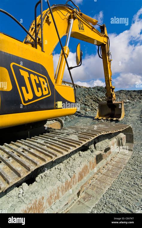 JCB digger excavator working in a quarry Stock Photo - Alamy