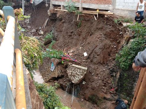 Telan Korban Jiwa Bey Soroti Peristiwa Longsor Di Bandung