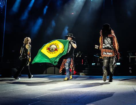 Guns N Roses faz show histórico e leva à loucura 50 mil pessoas em