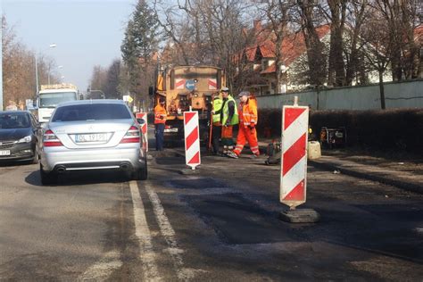 Sporo dziur w legnickich drogach trwa ich łatanie Legnica Nasze Miasto