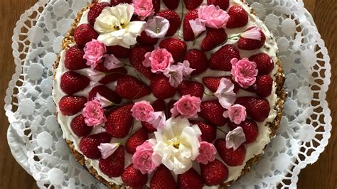 Schneller Erdbeerkuchen Mit Rosenbl Ten Youtube