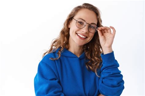 Retrato De Uma Estudante Loira Atraente Usando Culos E Sorrindo