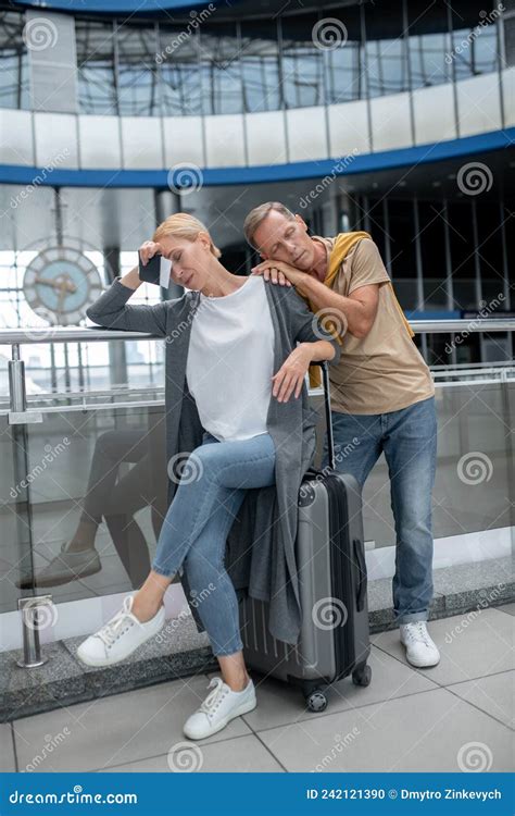 Homme Et Femme Avec Billet En Attente Au Terminal Photo Stock Image