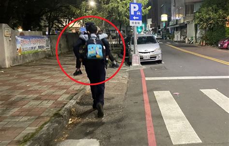 這背影有洋蔥！男童無力癱坐路邊 暖警上演「愛的背背」 社會 中時新聞網