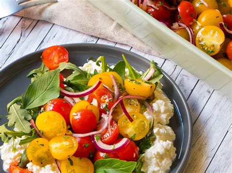 Bunter Tomatensalat Auf K Rnigem Frischk Se Rezept Eat Smarter