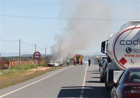 Un Turismo Arde En Llamas En La Carretera De Alba Salamancahoy