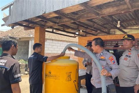 Polres Sidoarjo Berikan Bantuan Air Bersih