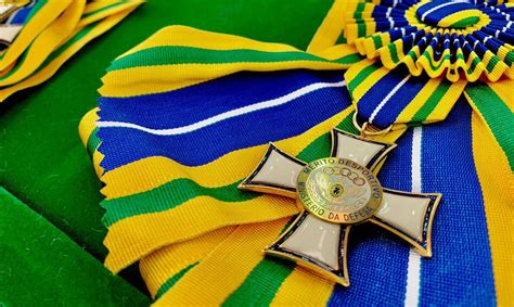 Bolsonaro entrega medalhas a campeões olímpicos militares no Rio