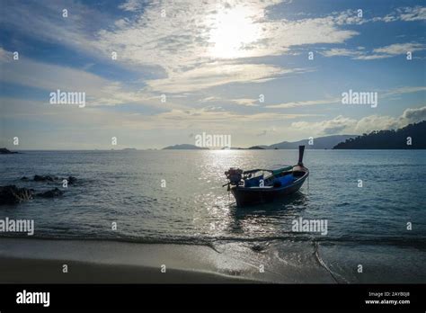 Tropical beach at sunset in Koh Lipe, Thailand Stock Photo - Alamy