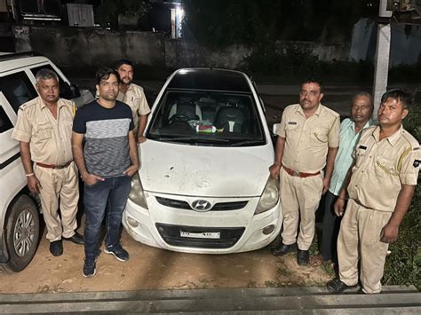 Illegal Liquor Worth Rs 15 Lakh Seized From 2 Cars 2 कार से डेढ़ लाख