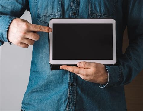 Captura Aproximada De Um Homem Segurando E Apontando Para Um Tablet