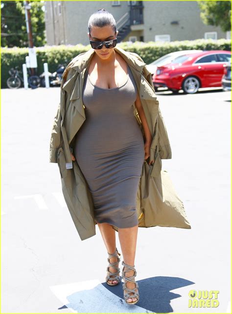 Photo Kim Kardashian Puts Baby Bump On Display In Form Fitting Dress