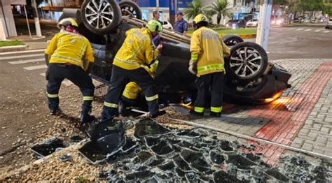 Motorista capota carro após passar mal durante socorro à esposa em