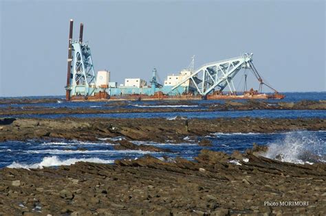 日南海岸 堀切峠 鬼の洗濯板付近で座礁、放置されている浚渫船（しゅんせつ船）