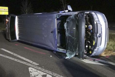 Unfall in Großpösna VW landet auf der Seite drei Verletzte nach