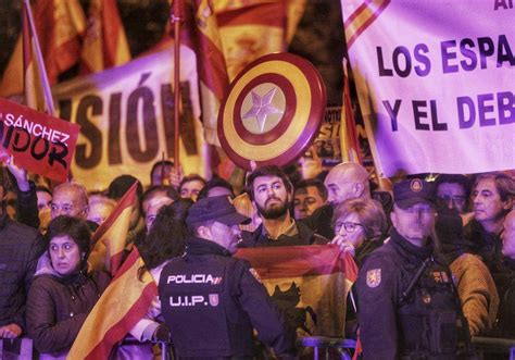 Miles de personas protestan frente a las sedes del PSOE por toda España