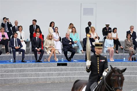 Photo Port E Par Un Cavalier Coiff D Un Bicorne La Flamme Olympique