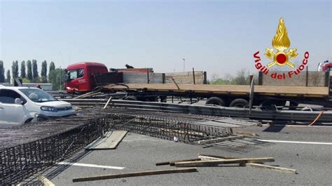 Incidente Stradale Tir Perde Il Carico E Invade La Corsia Opposta In