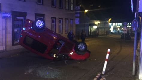 Auto überschlägt sich in Innenstadt regionalHeute de