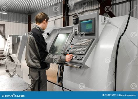 El Trabajador Quita La Pieza De La M Quina Del Torno Del CNC Torno