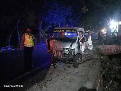 Pikap Tabrak Pohon Karena Hilang Kendali Sopir Selamat Penumpang Tewas