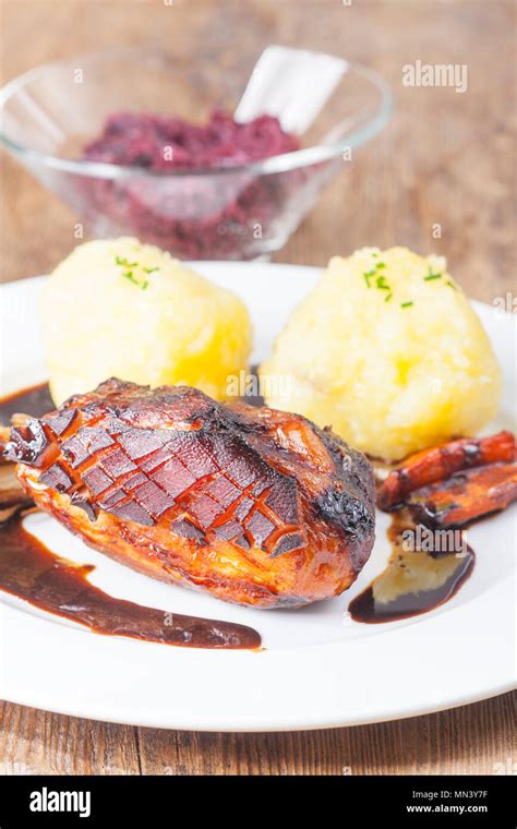 Bayerischer Schweinebraten Mit Kn Del Stockfotografie Alamy